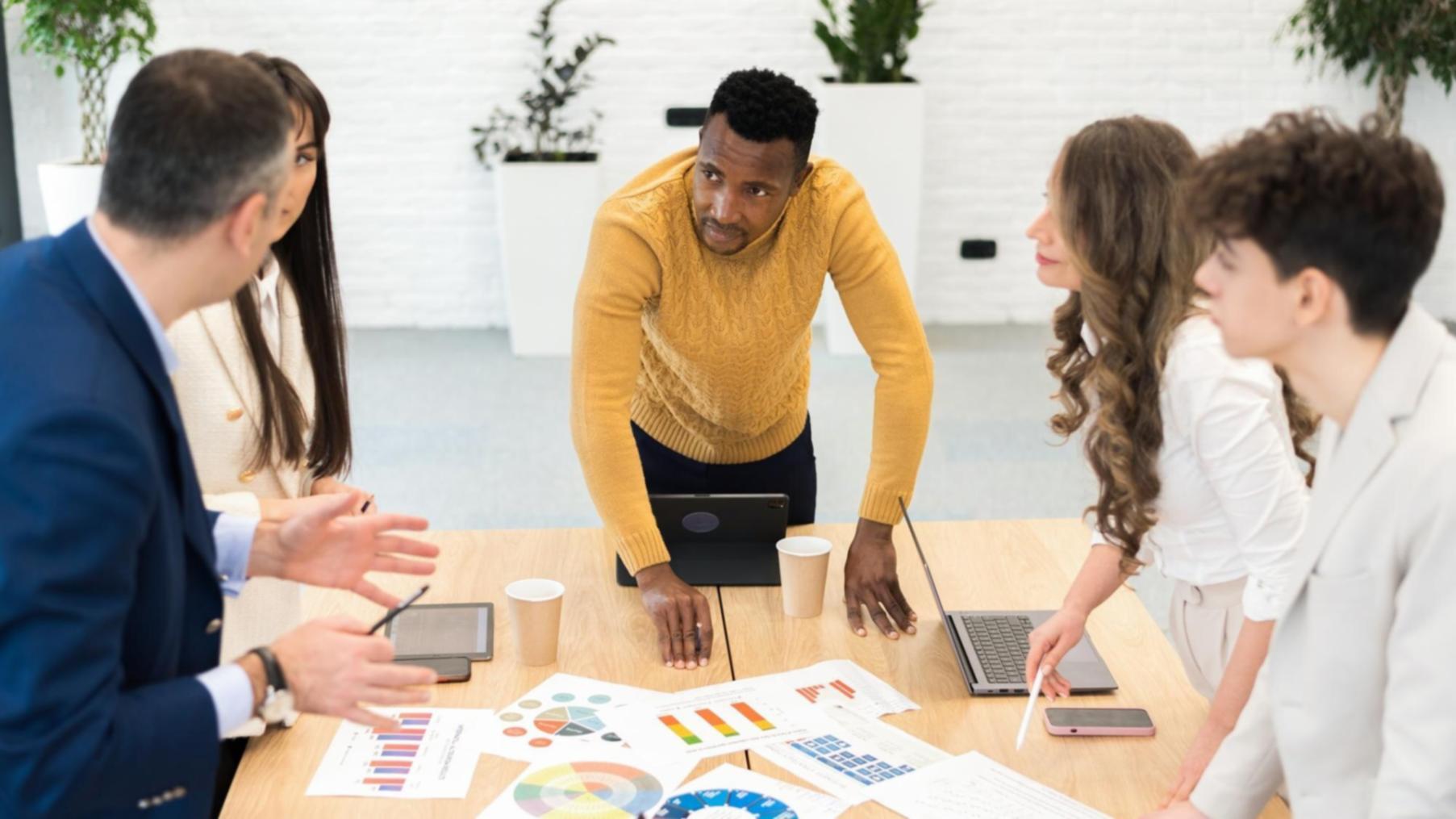 Finanzplanung Arbeitsplatz mit Unterlagen