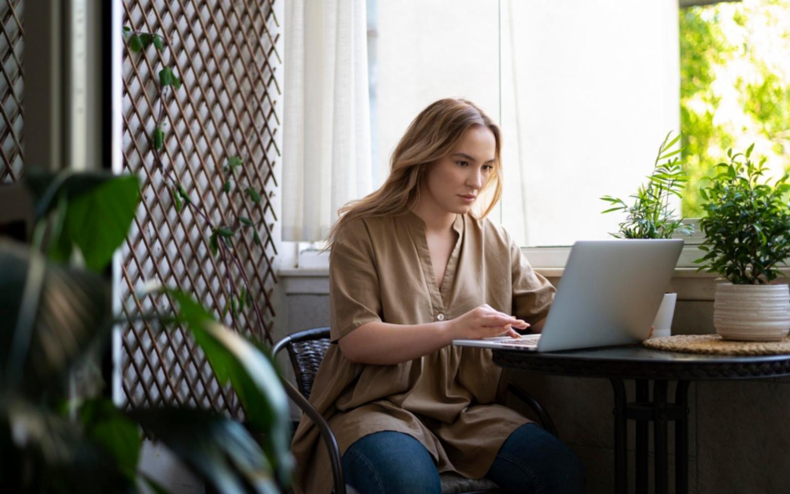 Teilnehmer während eines interaktiven Webinars zur Budgetplanung